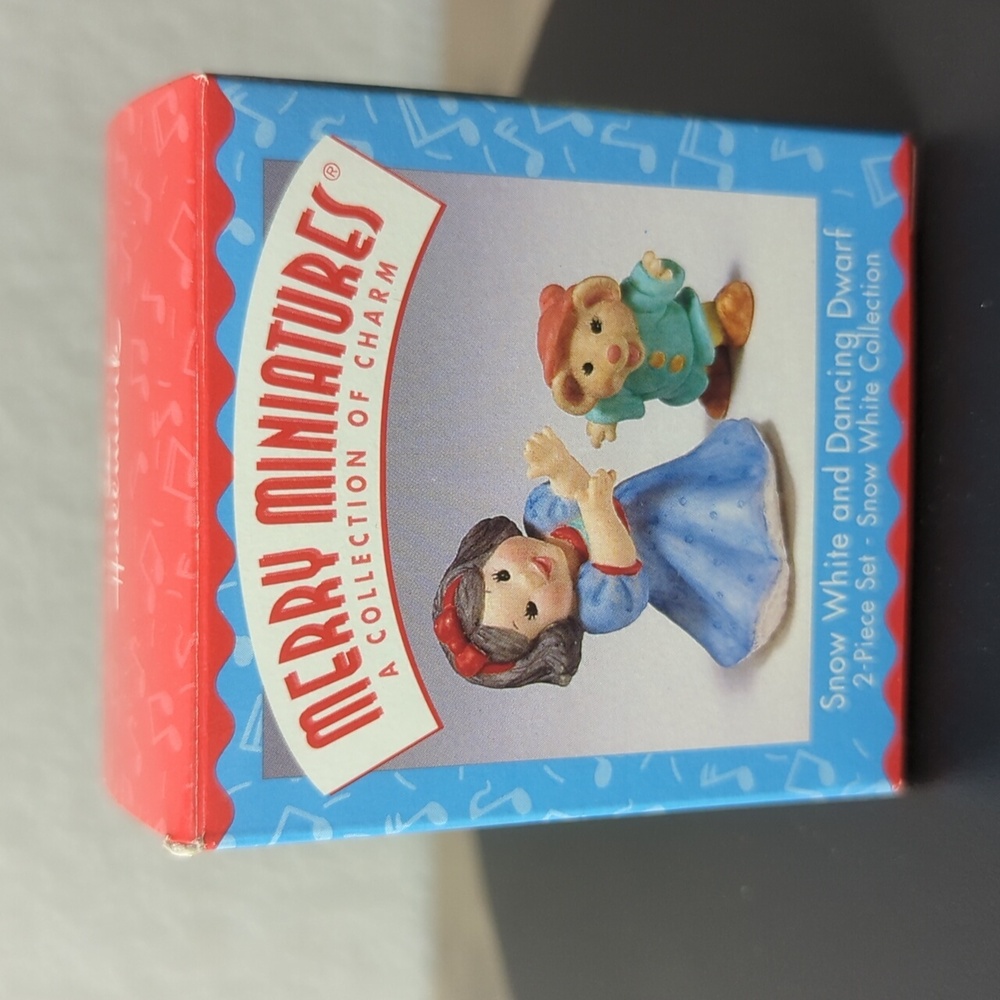 Hallmark Figurines 1997 - Snow White and Dancing Dwarf